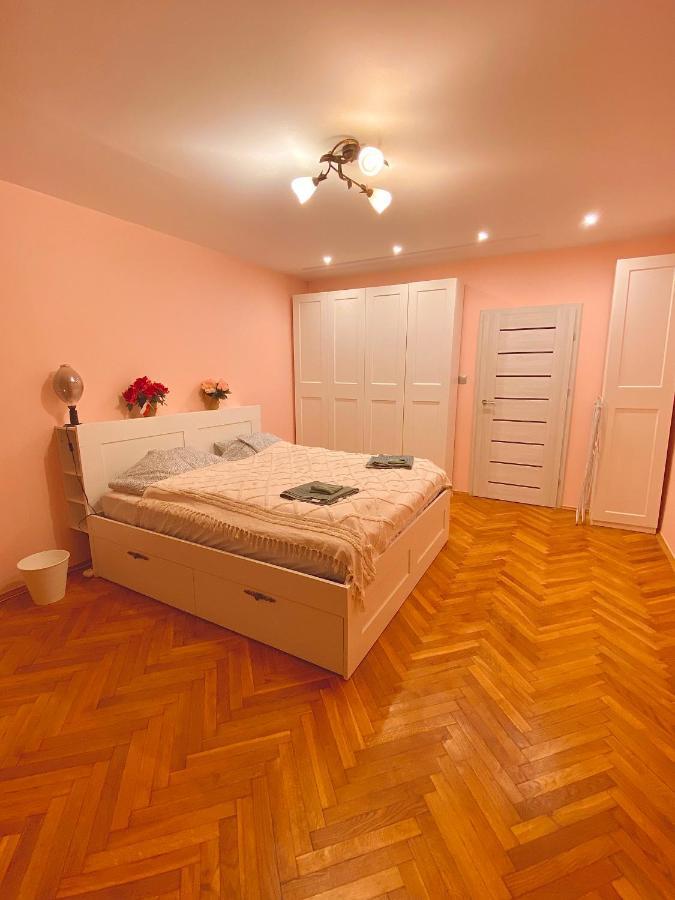 Entire Apartment In A Super Location - Cheap Monthly Rate Краків Екстер'єр фото