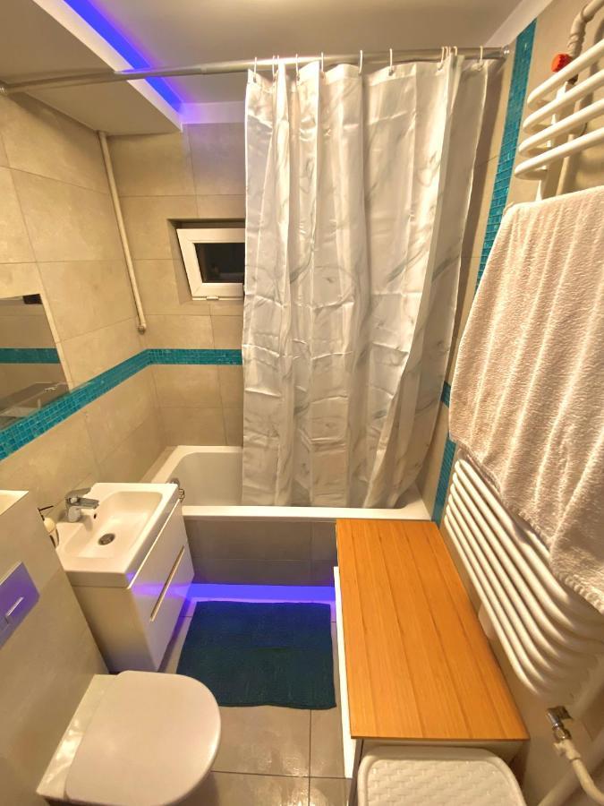 Entire Apartment In A Super Location - Cheap Monthly Rate Краків Екстер'єр фото